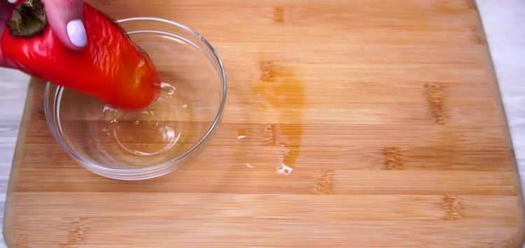 pour juice from pepper