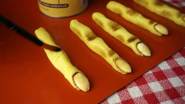 make small cuts on the finger