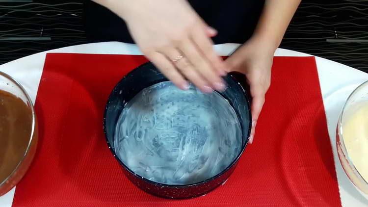 lubricate the form with oil