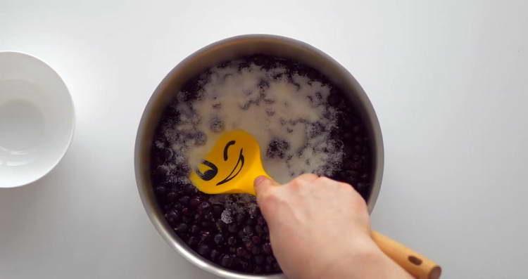 pour sugar into currants