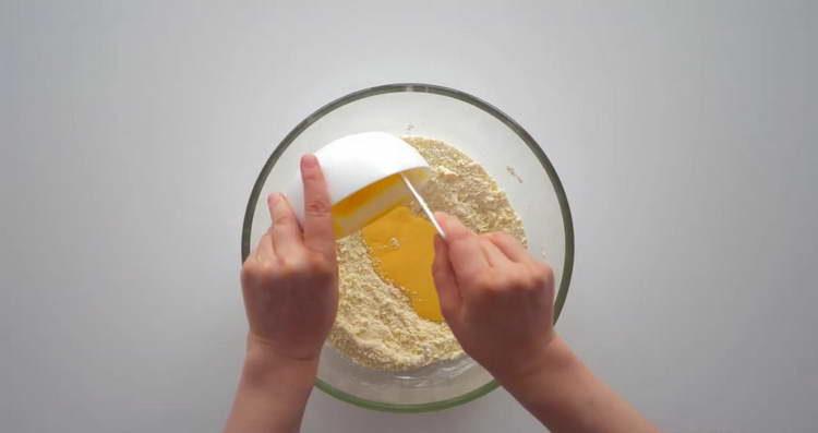 pour sour cream with egg into the flour