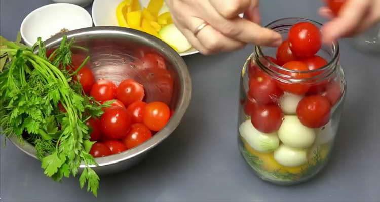 put vegetables and cherry tomatoes in a jar