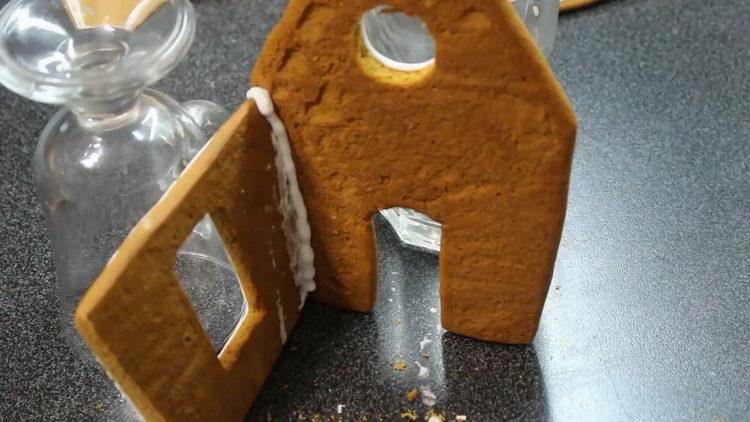 fasten the details of the house with glaze