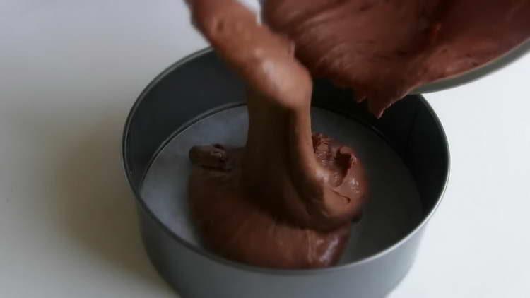 put the dough in the form