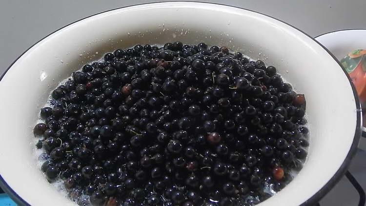 pour currants into a bowl