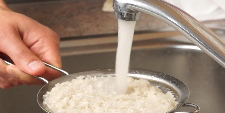 How to cook rice in a pan on the water