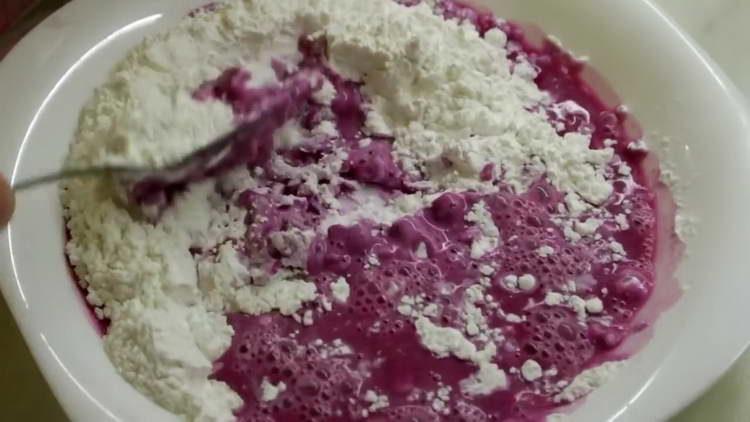 pour grape juice into flour