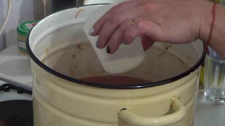 pour vinegar into the pan