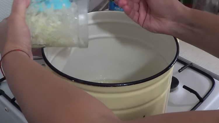 tomim onion in a pan