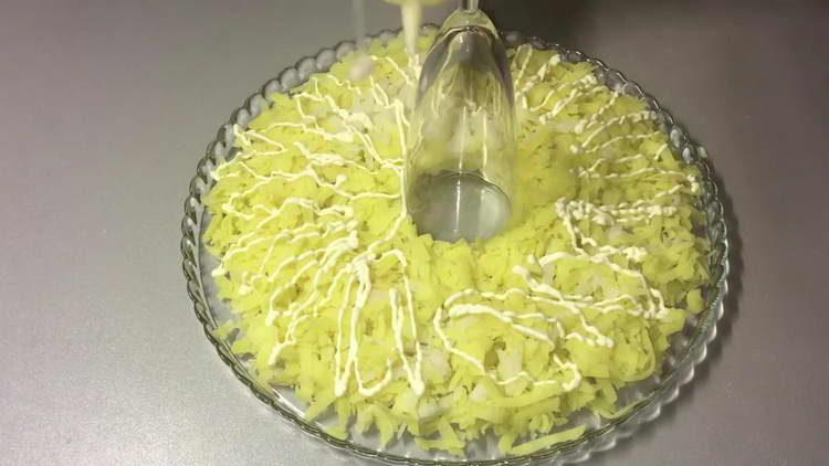 put potatoes on a plate