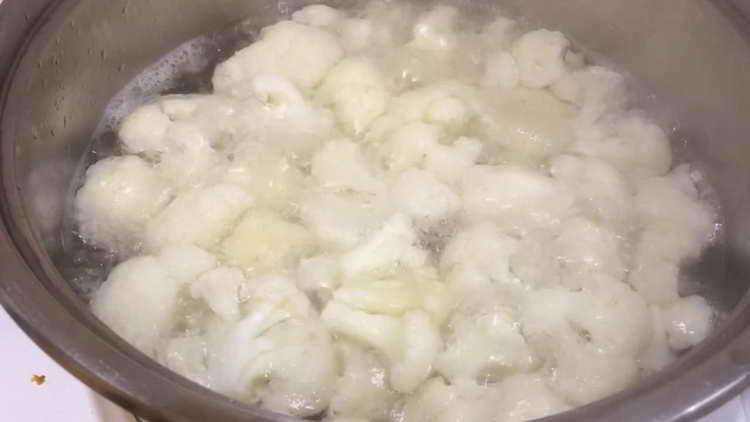 put the cabbage to cook