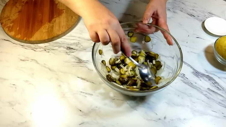 mix onion with cucumber