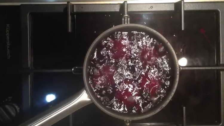 cook beets in a stewpan