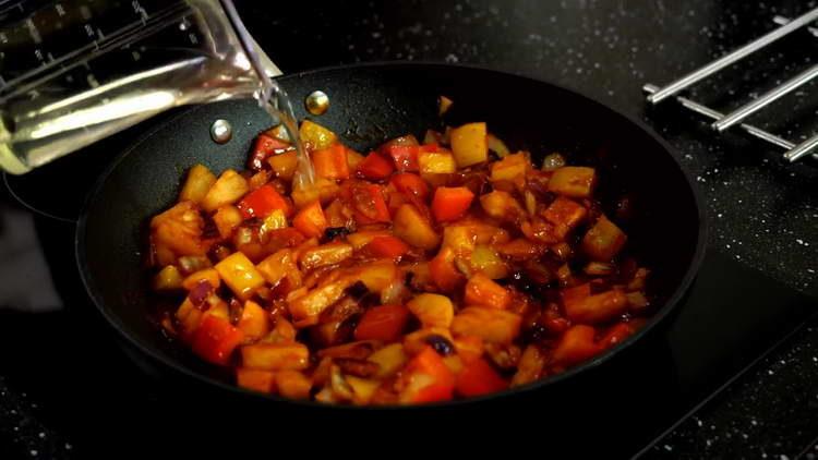 pour vinegar into the pan
