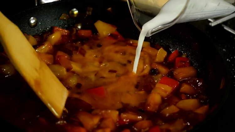 pour vinegar water into the pan