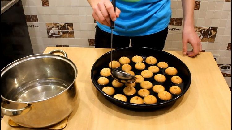 pour cakes with syrup