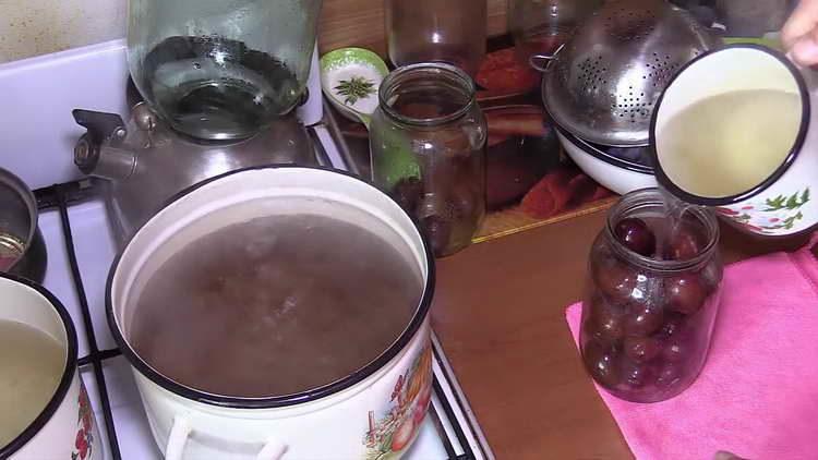 pour water into cans