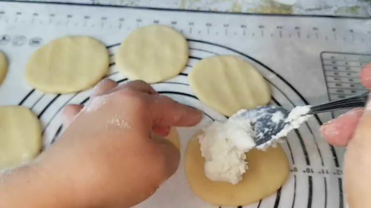 put curd filling on the dough