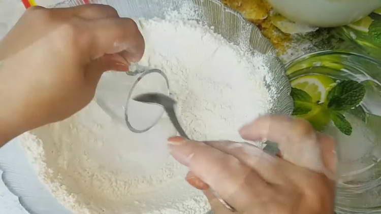 send slaked soda to flour