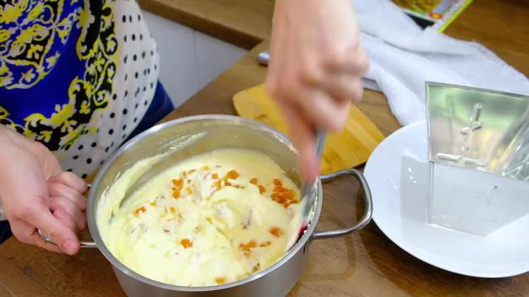 add dried apricots in cream