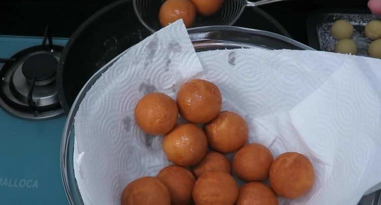 put donuts on a paper towel