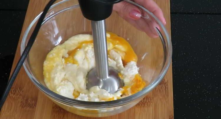 mix cottage cheese and eggs