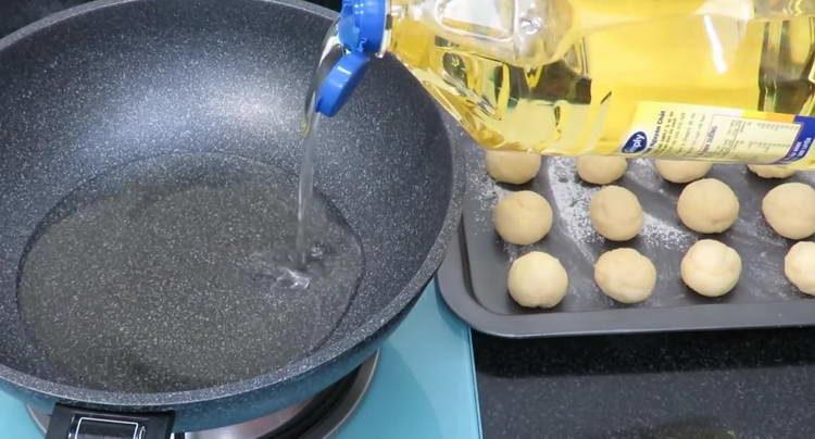 pour a lot of oil into the pan