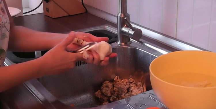 we clean carrots and Jerusalem artichoke