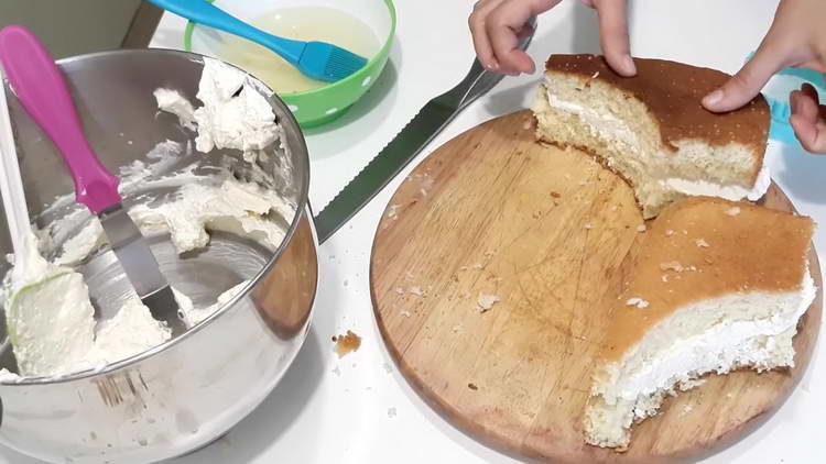 grease cakes with cream