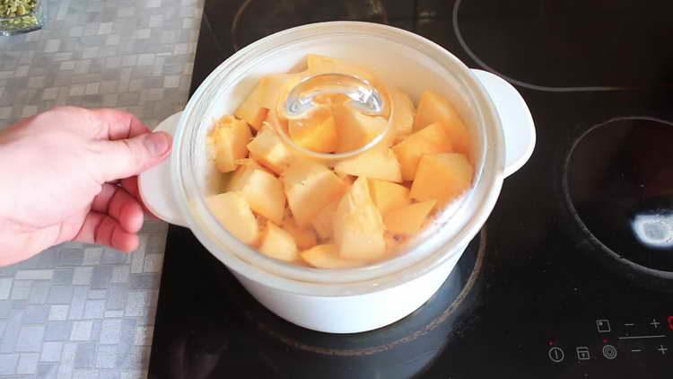 cook vegetables under the lid