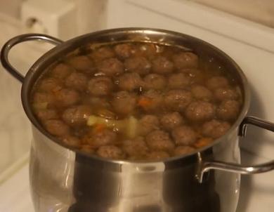Быстрого Meatballs for minced meat soup
