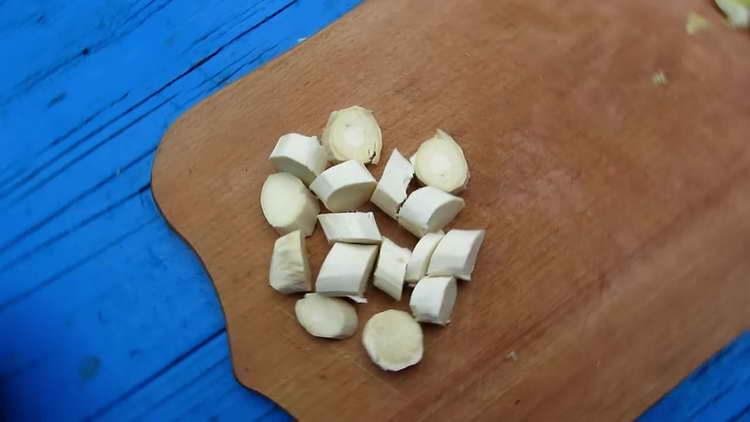 chop the horseradish into slices