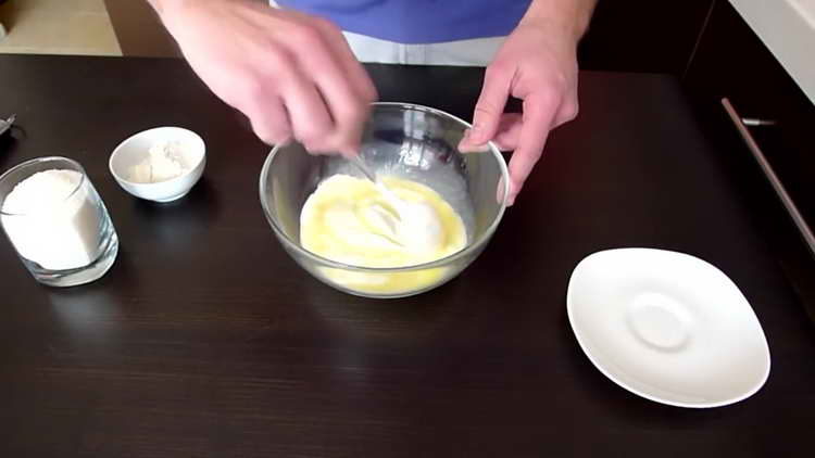add sugar to sour cream