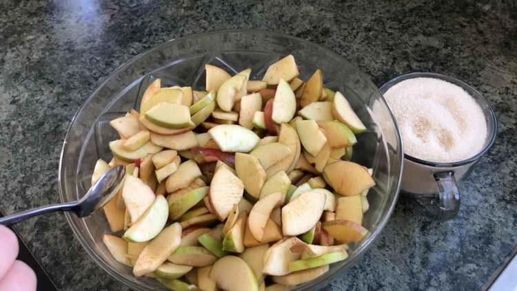 add cinnamon to apples