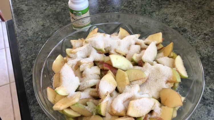 apples sprinkled with sugar
