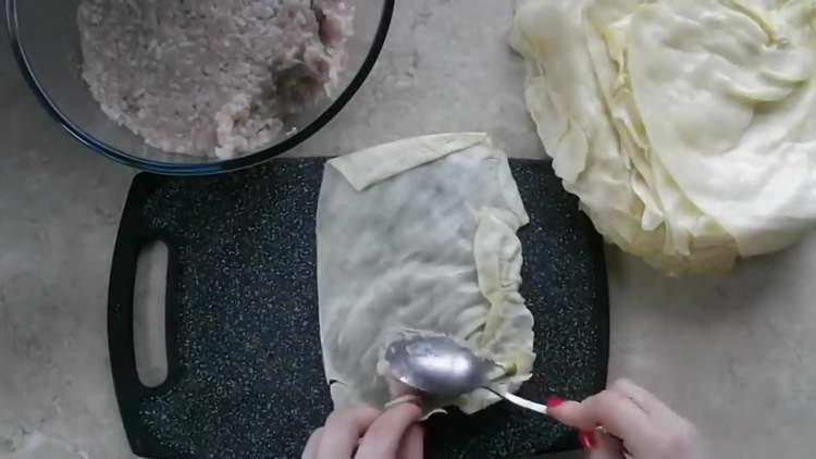put the minced meat on a cabbage leaf