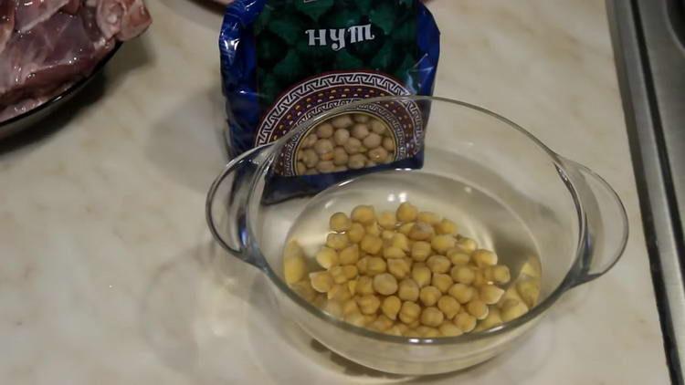 pour chickpeas with water