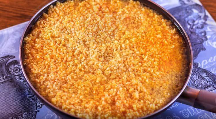 We put bulgur in a pan, add water.