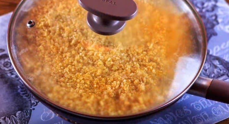 Stew the dish under the lid.