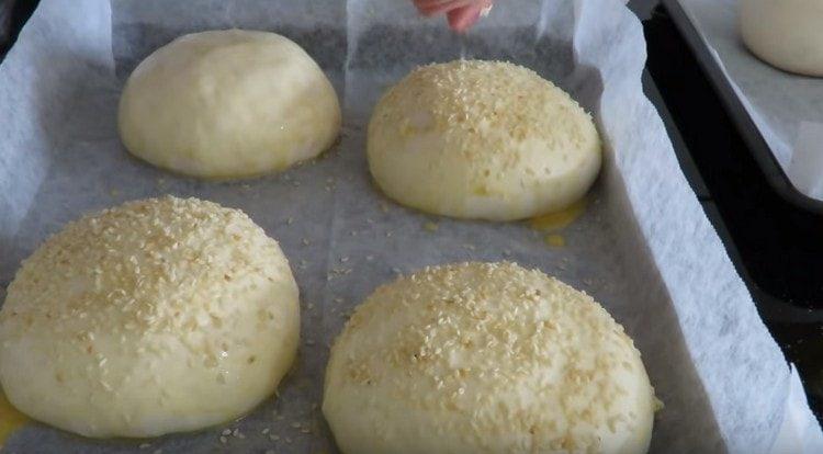 Sprinkle the workpiece with sesame seeds.