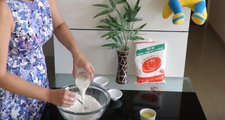 Pour dough into the sifted flour, mix.