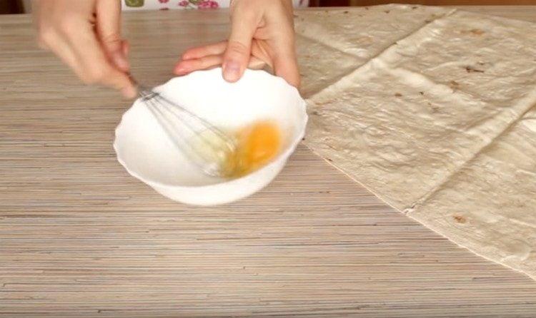 Lightly beat the salted egg.