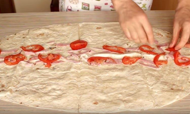 Add tomatoes to sausages.