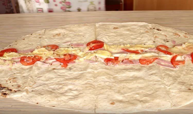 Cut the egg omelet and add to the filling.