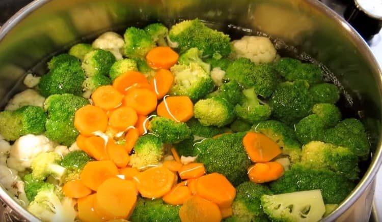 In boiling water we spread carrots and cabbage.