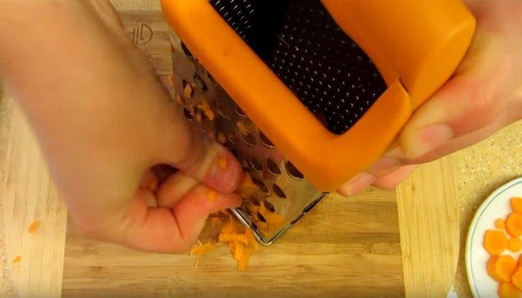 We cut part of the carrots into circles and part three on a grater.