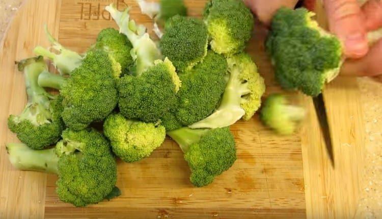 We divide broccoli into inflorescences.