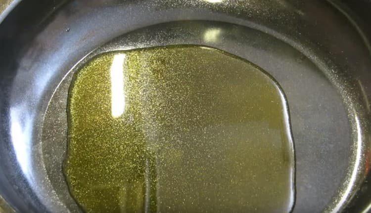 Heat the pan with vegetable oil.