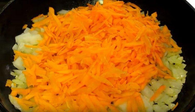 Spread onions and carrots in a pan.