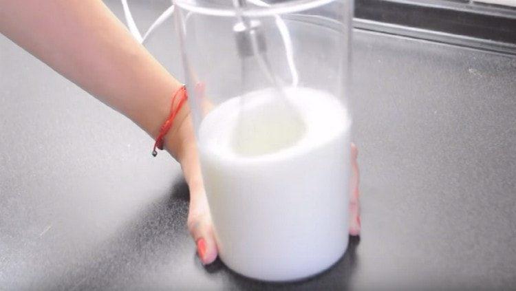 Beat egg whites with a mixer in a resistant foam.